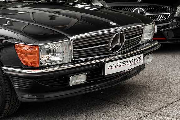 Mercedes-Benz 560 SL 20 of 25
