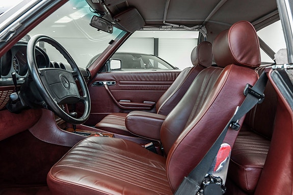 Mercedes-Benz 560 SL 11 of 25