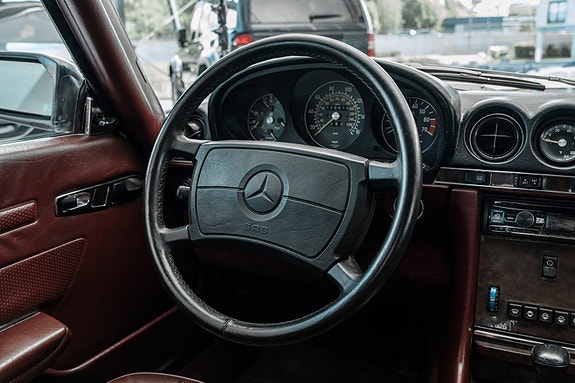 Mercedes-Benz 560 SL 17 of 25