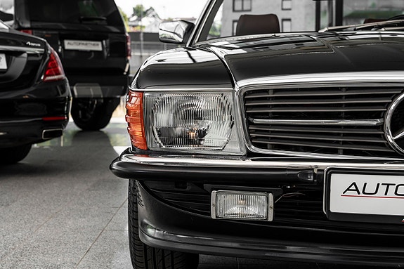 Mercedes-Benz 560 SL 19 of 25