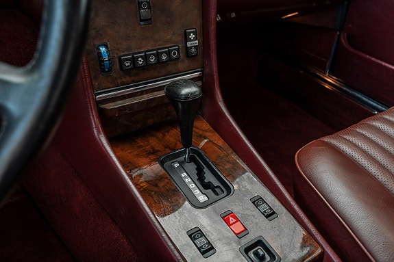 Mercedes-Benz 560 SL 16 of 25