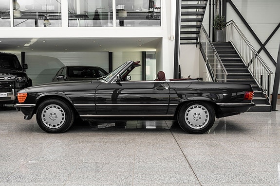 Mercedes-Benz 560 SL 4 of 25