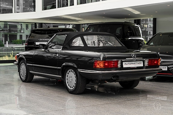 Mercedes-Benz 560 SL 9 of 25