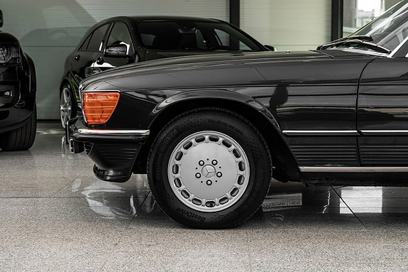 Mercedes-Benz 560 SL 21 of 25