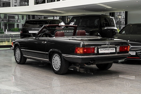 Mercedes-Benz 560 SL 3 of 25