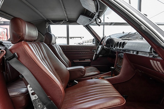 Mercedes-Benz 560 SL 15 of 25