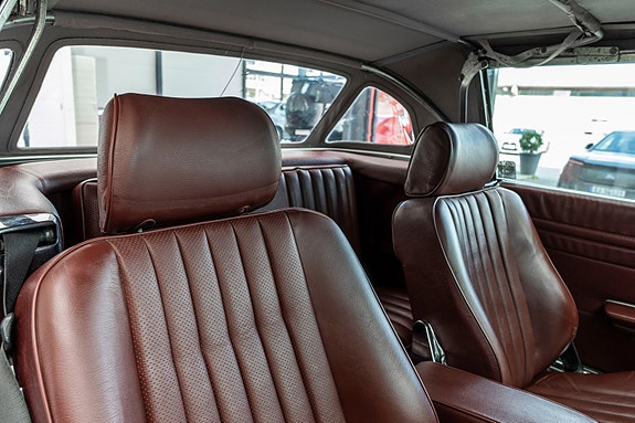 Mercedes-Benz 560 SL 23 of 25