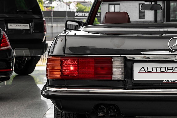 Mercedes-Benz 560 SL 7 of 25