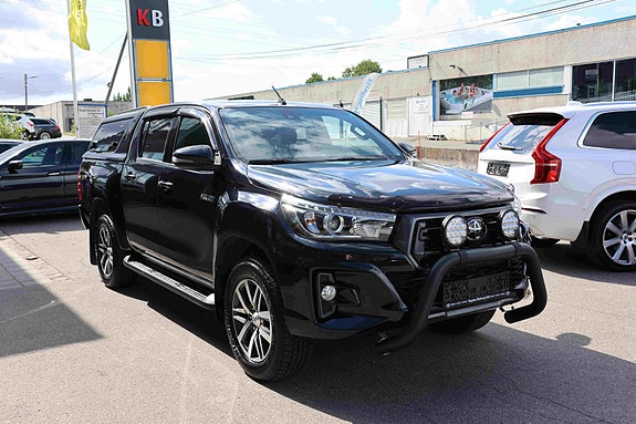 Toyota HiLux 2 of 30