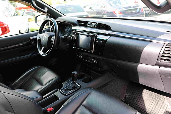 Toyota HiLux 10 of 30