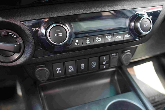 Toyota HiLux 20 of 30