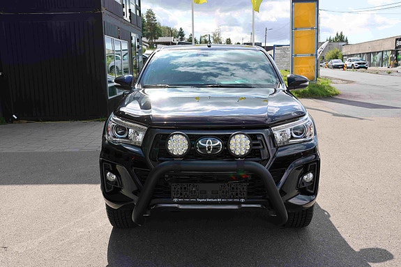 Toyota HiLux 3 of 30