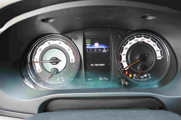Toyota HiLux 30 of 30