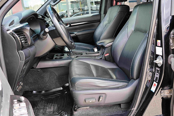 Toyota HiLux 16 of 30