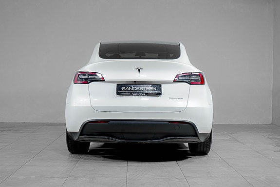 Tesla Model Y 6 of 24