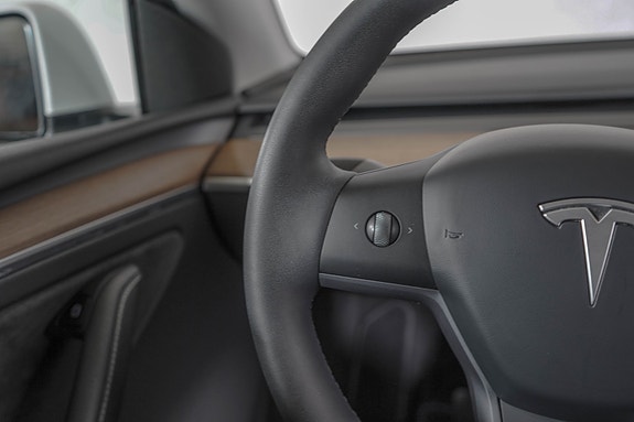 Tesla Model Y 16 of 24