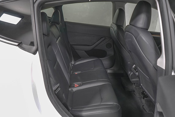 Tesla Model Y 18 of 24