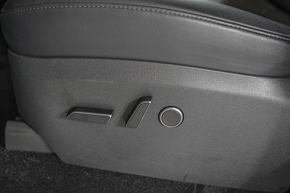 Tesla Model Y 10 of 24