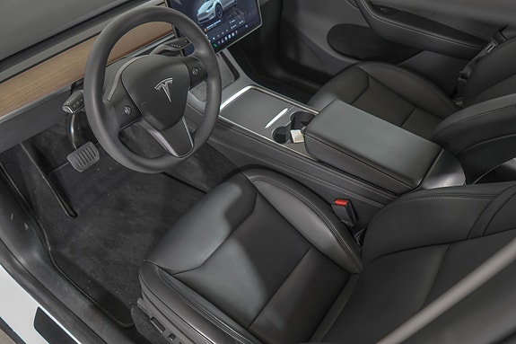 Tesla Model Y 11 of 24