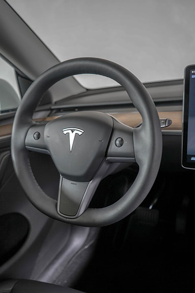 Tesla Model Y 14 of 24