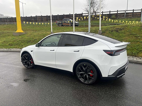 Tesla Model Y 6 of 10