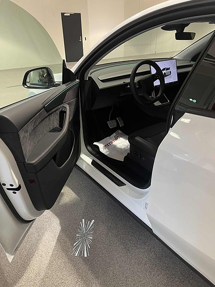 Tesla Model Y 8 of 10