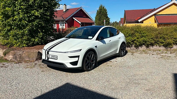 Tesla Model Y 5 of 10