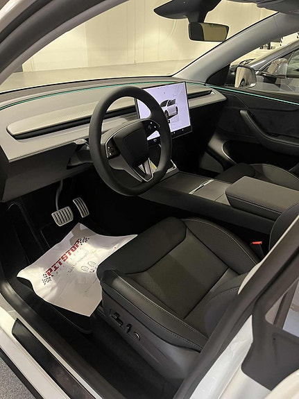 Tesla Model Y 7 of 10