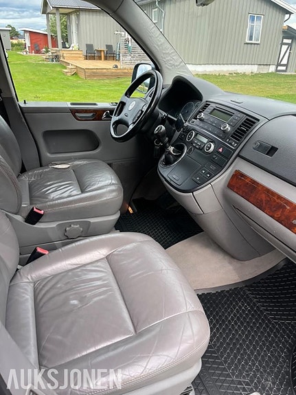 Volkswagen Multivan 10 of 16