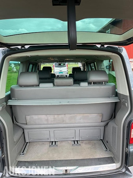 Volkswagen Multivan 13 of 16