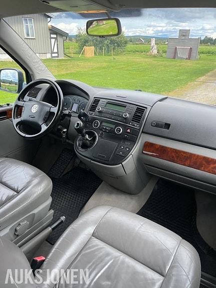 Volkswagen Multivan 9 of 16