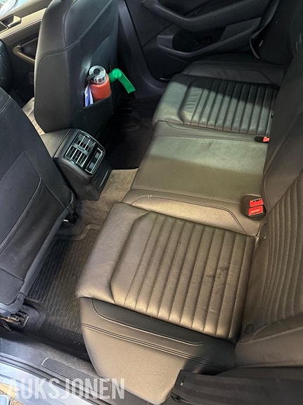 Volkswagen Passat 16 of 18
