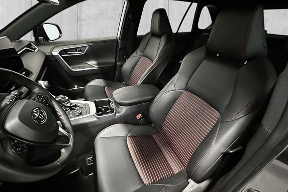 Toyota RAV4 8 of 15