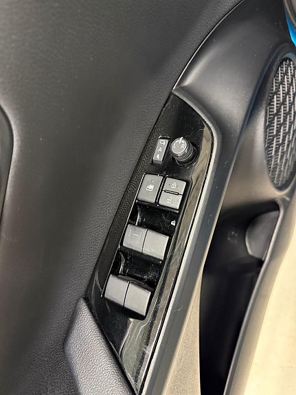 Toyota Prius Plug-in Hybrid 9 of 30