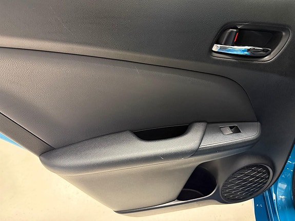 Toyota Prius Plug-in Hybrid 29 of 30