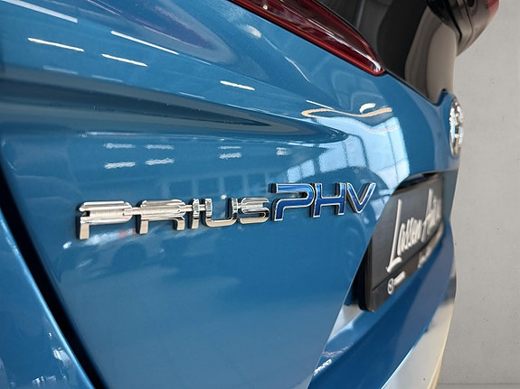 Toyota Prius Plug-in Hybrid 5 of 30