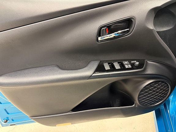 Toyota Prius Plug-in Hybrid 8 of 30