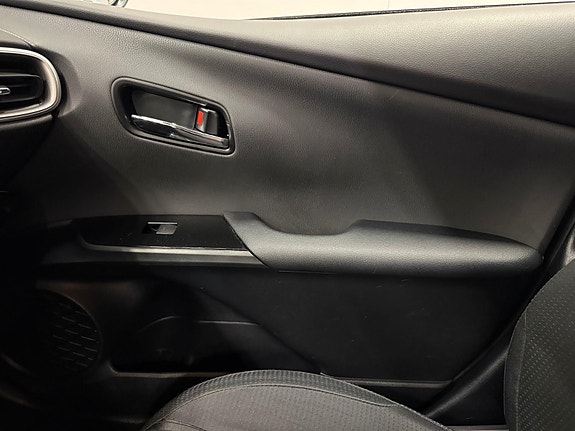 Toyota Prius Plug-in Hybrid 21 of 30
