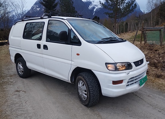 Mitsubishi L400 2 of 11