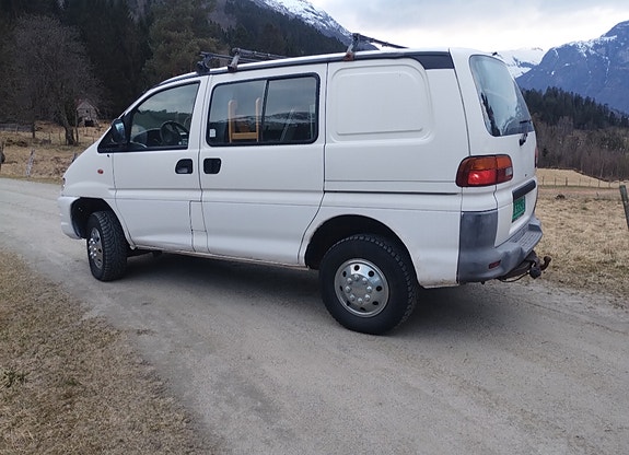 Mitsubishi L400 3 of 11