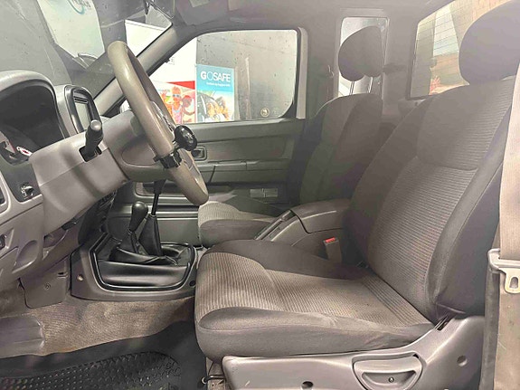 Nissan NP300 8 of 18