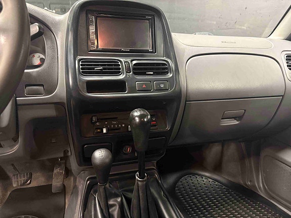Nissan NP300 13 of 18