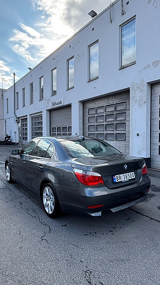 BMW 523i 9 of 12