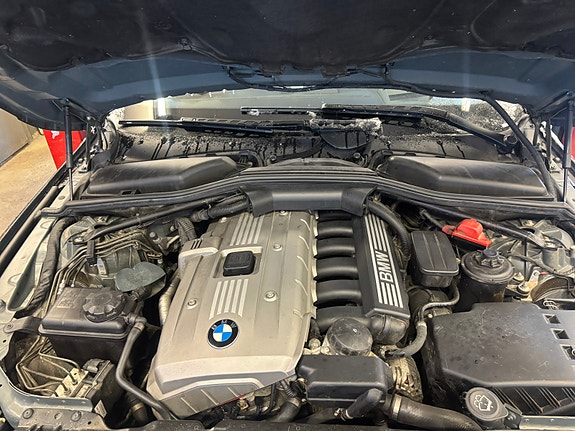 BMW 523i 2 of 12