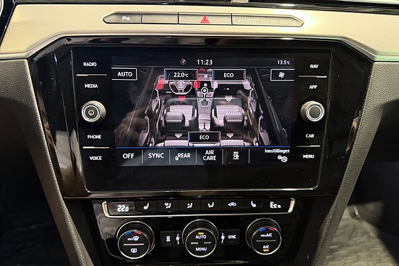 Volkswagen Passat 19 of 23