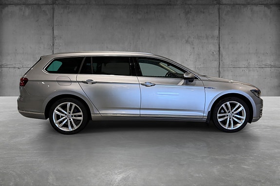 Volkswagen Passat 4 of 23