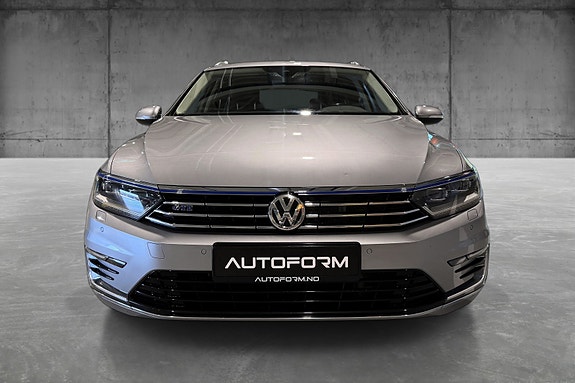 Volkswagen Passat 2 of 23