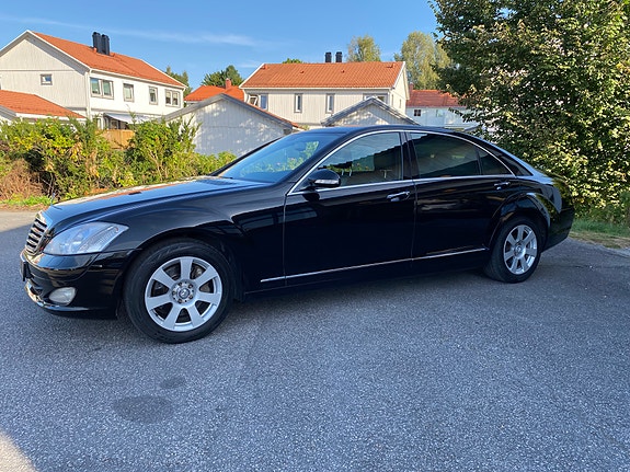 Mercedes-Benz S320 2 of 22
