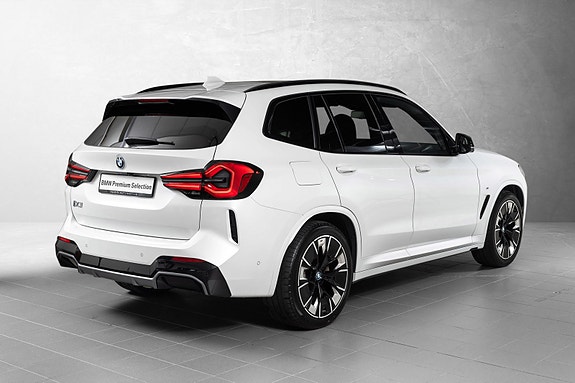 BMW iX3 7 of 29