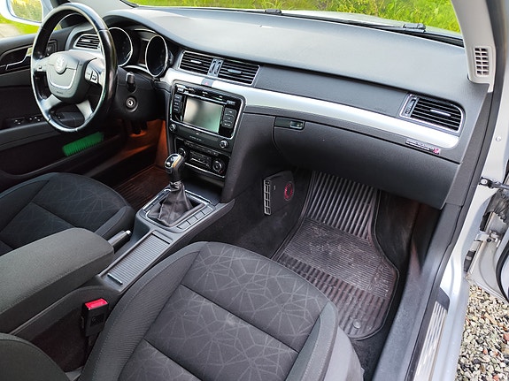 Skoda Superb 14 of 18
